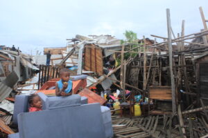Enfants dans les décombres du cyclone Gezani qui a ravagé Toamasina.