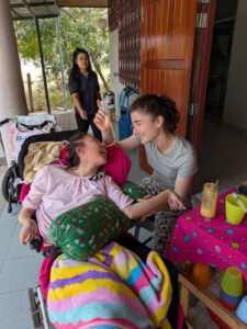 Muk et Mathilde pendant le déjeuner à Angels Home.